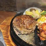 万両 肥後橋店 - ハンバーグのアップ