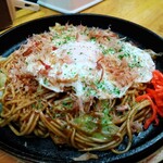 翁 - 友人のオーダーした月見焼きそば。むちゃくちゃ美味いって言ってました。(笑)