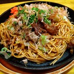 翁 - 牛すじ焼きそば。甘辛の味付けです。砂糖が苦手な私にはちょっと甘過ぎだったけど美味しかった。塩焼きそばだったなら☆５つでした。