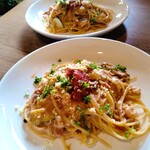 けや木 - ランチパスタ(奥が普通盛り、手前が小盛)