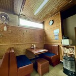 いぶき - 店内風景。もともと焼肉屋だったいぶきですが、2009年頃の元スナックだったこちらへの移転を機に炉端焼き屋に転じ、その後さらに現在に続くラーメン屋に業態変更。歴史を感じさせます。