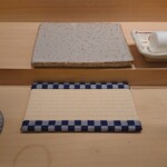 山本進一郎 - 皿の手間に置かれているのがスマホ置き台（畳製）