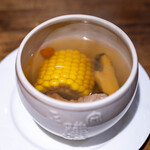 中華ダイニング 一途一心 - 2025.8 蒸しスープ（エゾアワビ、山梨産ゴールドラッシュ、骨付きスペアリブ、棗、クコの実）