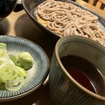 蕎麦切り くろ - 蕎麦猪口に蕎麦つゆ