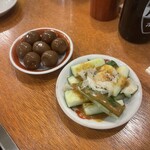 大衆飯店かね子 - LINE登録でもらったうずらの黒醤油漬けと棒棒きゅうり