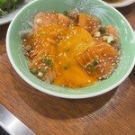 大衆飯店かね子 - サーモンのユッケ