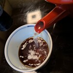 室町 砂場 - 蕎麦湯を注ぐ