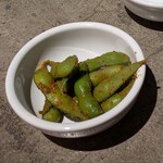 シュマッツ - お通しの「ピリ辛枝豆」