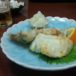 勝しん - 焼きフグ身がびっしり。ちなみにこれ半分食った後にあわててとった写真（笑）