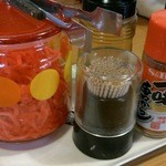 根夢 - テーブルにはお馴染みの調味料が。