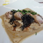 ビストロ ダイア - 兎背肉の網脂包み、トランペット茸、マッシュルーム、ポルチーニリゾット添え。生バジルのアクセントがたまりません！