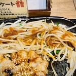 鉄板焼天神ホルモン - ステーキソースは確かにもやしに掛けても合う。口内炎に染みるぜ。