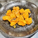 鉄板焼天神ホルモン - 提供までちょっと待たされたけど、明太子の香りがイイ。明太子のピリ辛と丸腸の旨味が融合してハイボールにピッタリ。このセットええやん。