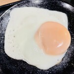 鉄板焼天神ホルモン - タマゴ1個サービス。黄身は半熟。