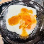 鉄板焼天神ホルモン - ナイスな半熟目玉焼きに丸腸を絡めたら最高！