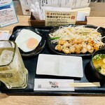 鉄板焼天神ホルモン - 6分程で提供、目玉焼きが嬉しい。