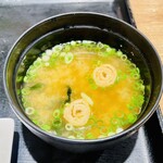 鉄板焼天神ホルモン - 薄めのお味噌汁には青ネギ、ワカメ、お麩が入ってる。おかわり自由だけどしなかった。