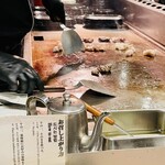 鉄板焼天神ホルモン - 熱熱鉄板の熱気が伝わる。服に臭いは付くけど致し方なし。