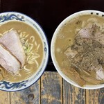 長尾中華そば - 左：こく煮干し（手打ち麺）950円/ 右：ごくにぼMAX 1,150円 大盛150円