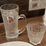 ひいき屋 - お水をジョッキへ