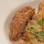 ひいき屋 - 汁を染みさせて、しっとりのカツへ味変