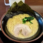 横浜家系ラーメン いろは家 - 料理写真:ラーメン（とんこつ醤油）