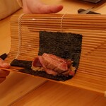 鮨おにかい＋1 - 鮪の色んな部位が全部入った手巻き。一口で鮪を全部食べちゃうような感じ。