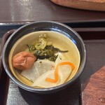 すずや 新宿本店 - お漬物おかわりOK