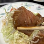 やすだ - 付け合わせのキャベツを巻いたゴールドビーフ