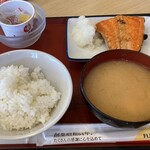泉北忠岡食堂 - 料理写真:鮭の塩焼（450円）
ごはん中（250円）
みそ汁（130円）
こつぶ納豆（120円）