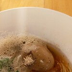 NOUILLES JAPONAISE とくいち - 煮卵の上に椎茸のパウダー