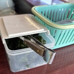 ラーメンショップ 河辺店 - カウンター上のサービスわかめ