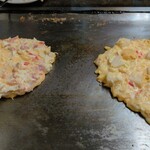 はとやお好み焼店 - 左・ぶた玉、右・もちチーズ