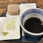 章雄 - 写真左上は、蕎麦羊羹。その右隣りには、お蕎麦用の塩。