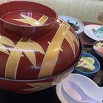 割烹 一の矢 - テーブルを占拠するひっくり丼^_^