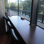 トラットリア グランボッカ - カウンター席　春には桜並木が見わたせる。