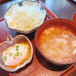 とんかつ政ちゃん - サラダ 温泉卵 味噌汁