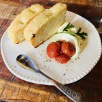 インダストリアル - 自家製フォカッチャとセミドライトマトとクリームチーズ