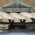 日本ぜんざい学会 壱号店 - 大迫力の神楽殿。大広間は270畳の広さを誇り、神社建築にはめずらしく正面破風の装飾にステンドグラスが使われています。