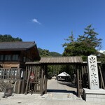 日本ぜんざい学会 壱号店 - 御本殿周辺にはいろいろ御社殿がありますが、御本殿前の八足門にて御本殿をお参りし、御本殿周辺の瑞垣を左回り（時計と反対回り）に進むのが正式なお参りの仕方だそうです。