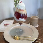 cuce - 白桃のパフェ 1600円
カフェオレ 650円