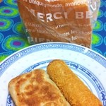 アシアナキッチン - パン購入で利用。手前ビーフロティとチキン系は晩酌のお供に消費。見た目以上にスパイシー！バター食パン220円は一枚つまみ食いして続きは明日♪( ´▽｀)