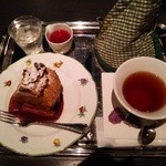 サロン・ド・テ オ・グルニエ・ドール - 『パリブレスト』(500円)と『ホット ローズティー』(750円)～♪(^o^)丿