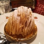 サロン・ド・テ オ・グルニエ・ドール - 『モンブラン』！ミルキーなマロンペーストが絶品のモンブラン～！！中のクリームは、口の中で、ふわ～っと広がるミルクの香り～♪(^o^)丿