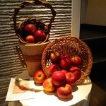 サロン・ド・テ オ・グルニエ・ドール - 『PATISSERIE AU GRENIER D'OR』さんの店内！フレッシュなリンゴが陳列されていたぁ～♪(^o^)丿