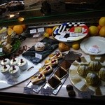 サロン・ド・テ オ・グルニエ・ドール - 『PATISSERIE AU GRENIER D'OR』さんのケーキが並べられているショーケース～♪(^o^)丿