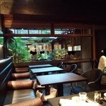 サロン・ド・テ オ・グルニエ・ドール - 『PATISSERIE AU GRENIER D'OR』さんの店内の様子！中庭が見え、その奥にも席がある～♪(^o^)丿