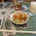 インドレストラン アラジン - ランチのサラダとラッシー