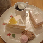 Cafe Kotonoha - デザートプレート　右がペッシェブラン（桃のムース）、左がショートケーキ