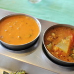 南インド家庭料理 カルナータカー - 左からズッキーニのココナッツカレー、サンバール豆と野菜のカレー